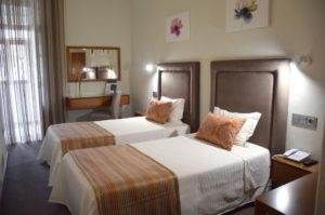 Porto polecane tanie dobre i sprawdzone pensjonaty hoteliki guesthausy hotele pensjonat hotel schroniska noclegi gdzie spać<script async src=