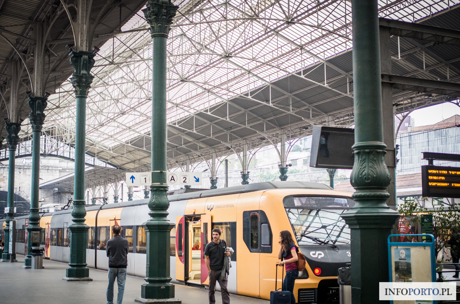 Sao Bento Porto stacja kolejowa dworzec kolejowy São Bento św Benedykta zabytki i atrakcje turystyczne w Porto Oporto zdjęcia fotografie photo pociągi