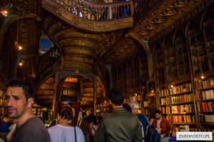 Livraria Lello Porto Księgarnia Lello & Irmao Słynny sklep z książkami Najsłynniejsza księgarnia Harry Potter Oporto książki bookstore zdjęcia fotografie lokalny przewodnik Portugalia