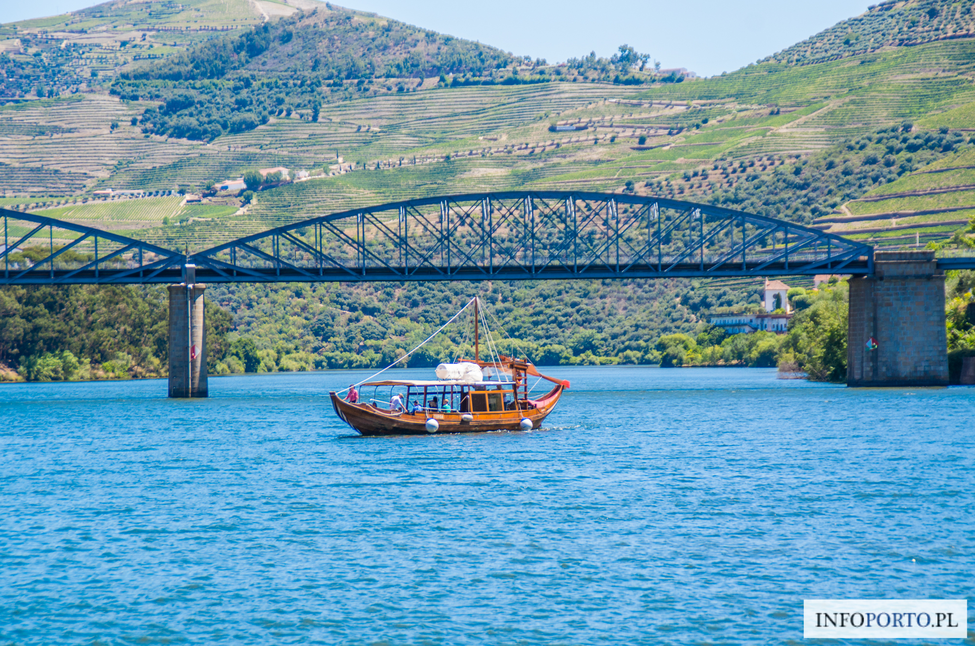 Dolina Douro pociągiem autobusem szlaki piesze rowerem rejsy rejs pociąg kolej autobus zwiedzania jak dojechać co zobaczyć ciekawe miejsce polski przewodnik Portugalia Porto
